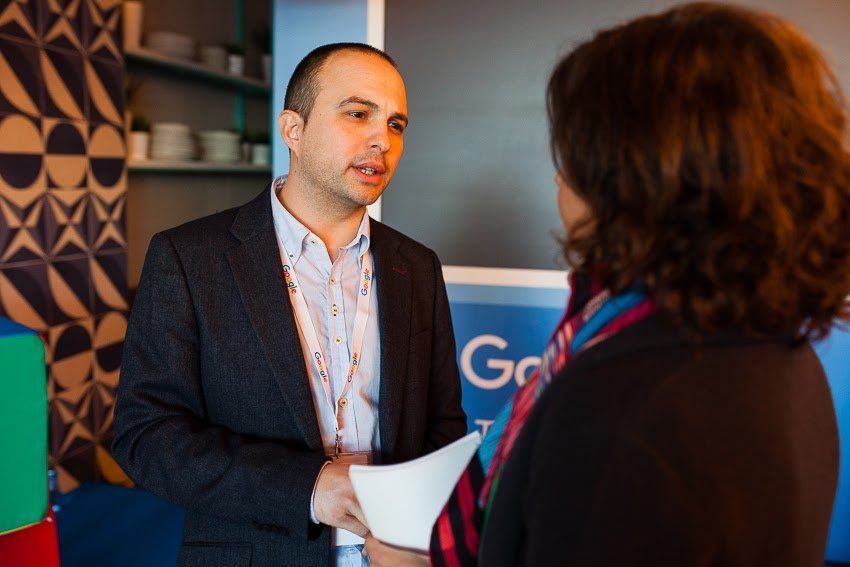 Marc Artacho conversando en un evento profesional