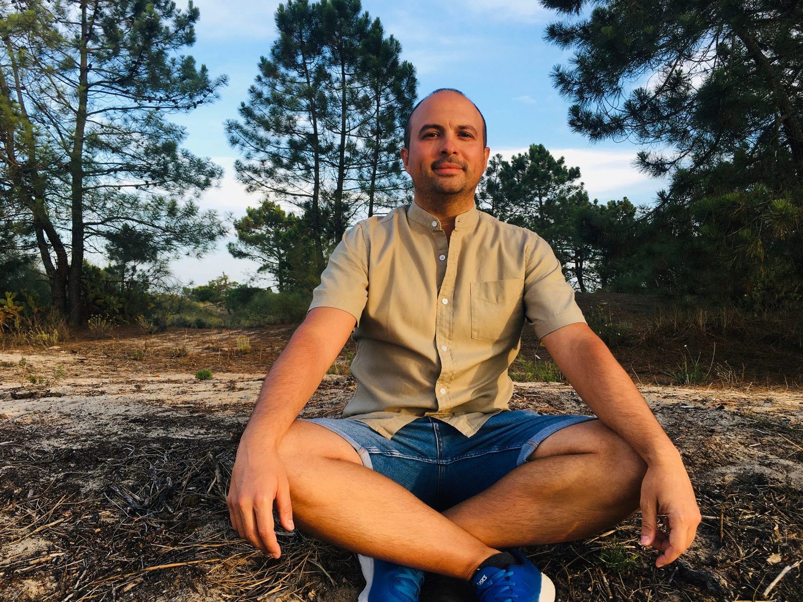 Marc Artacho sentado en calma en un pinar junto al mar