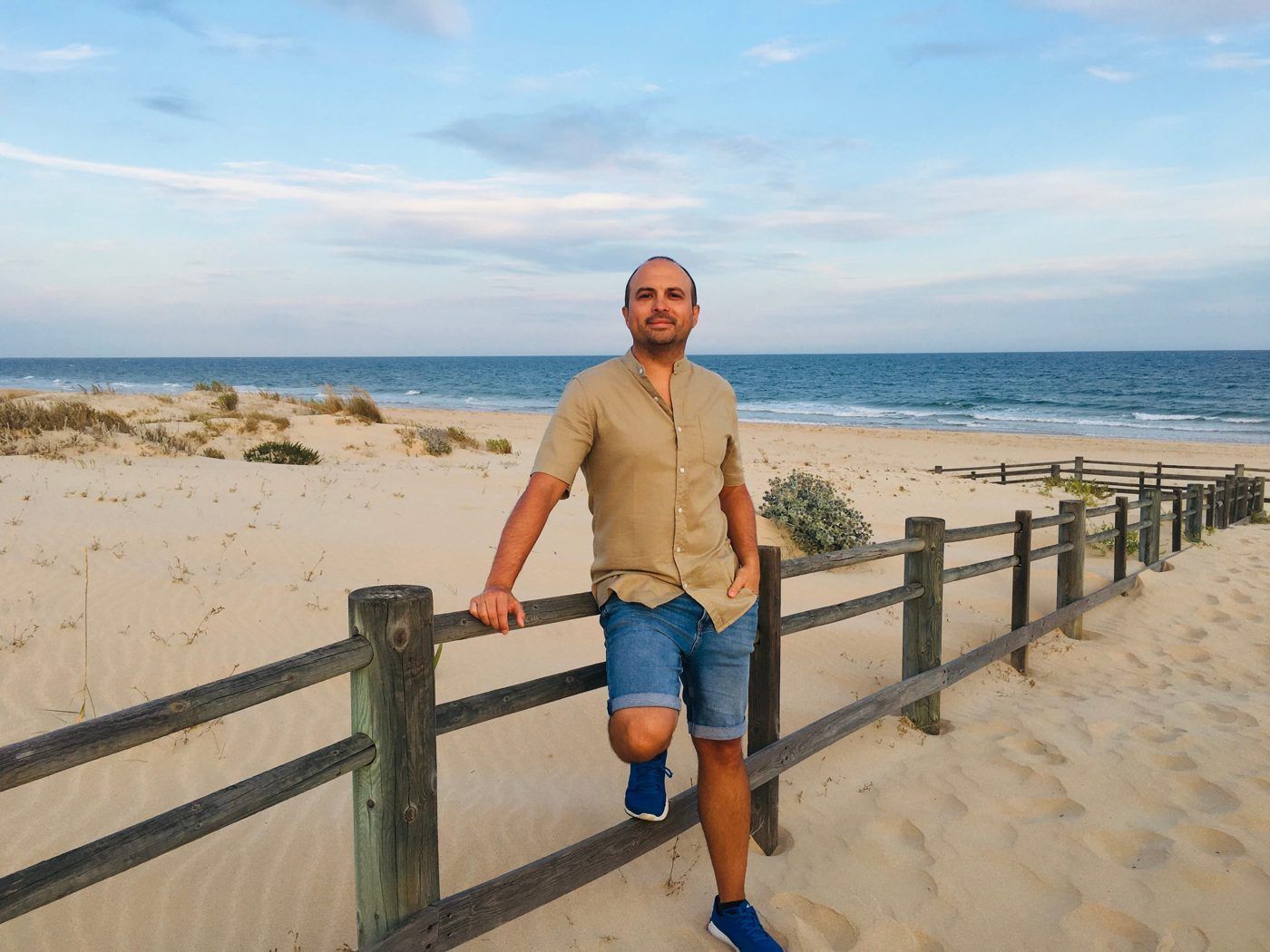 Marc Artacho frente al mar, mirando al horizonte